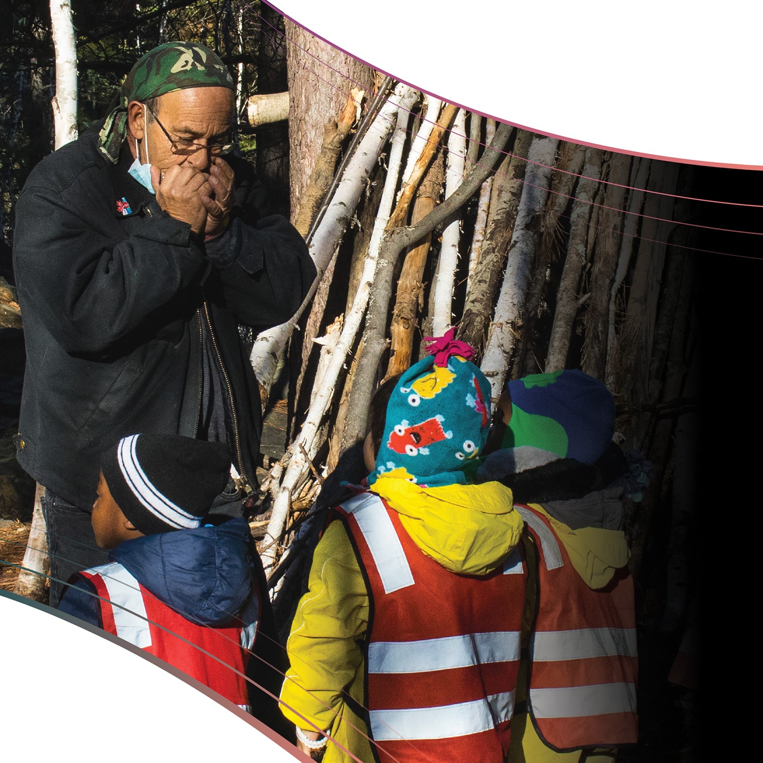 Rencontre et balade éducative en forêt
                                avec l'aîné autochtone Richard Meilleur
                                pour les jeunes d'un des centres de la
                                petite enfance du Collège Boréal à
                                Sudbury. (Photo : Ariane Clément)
