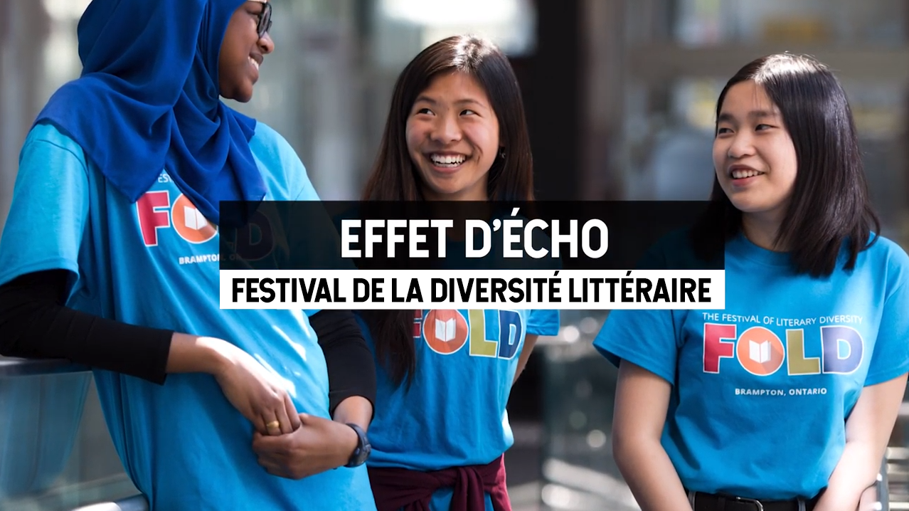 Trois bénévoles du Festival de la diversité littéraire vêtues de t-shirts siglés FOLD. Le texte superposé renvoie à l’article de la série « Effet d'écho » qui porte sur le festival.