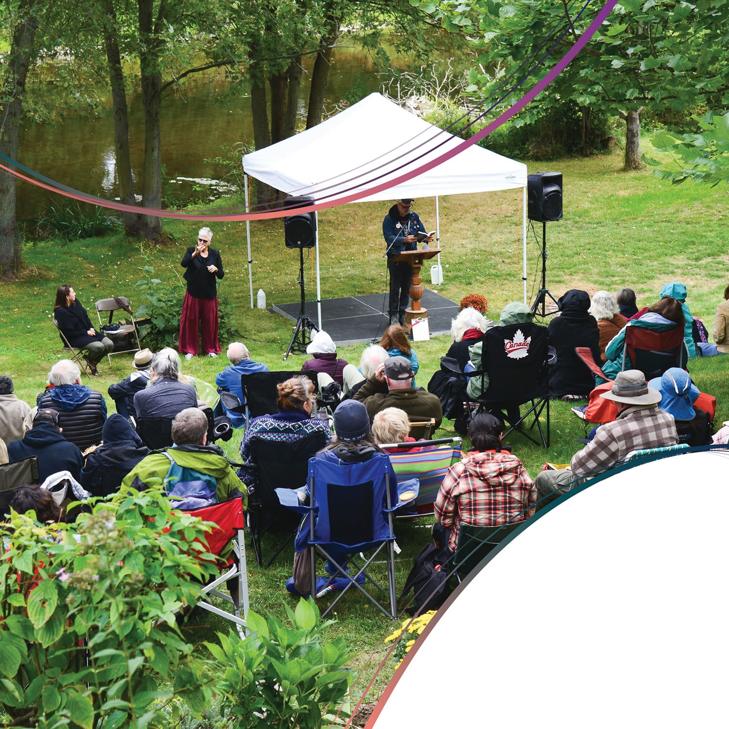 Le public écoute la lecture d'un texte lors du festival des écrivains d'Eden
                                Mills. (Photo : Dan Harasymchuk)