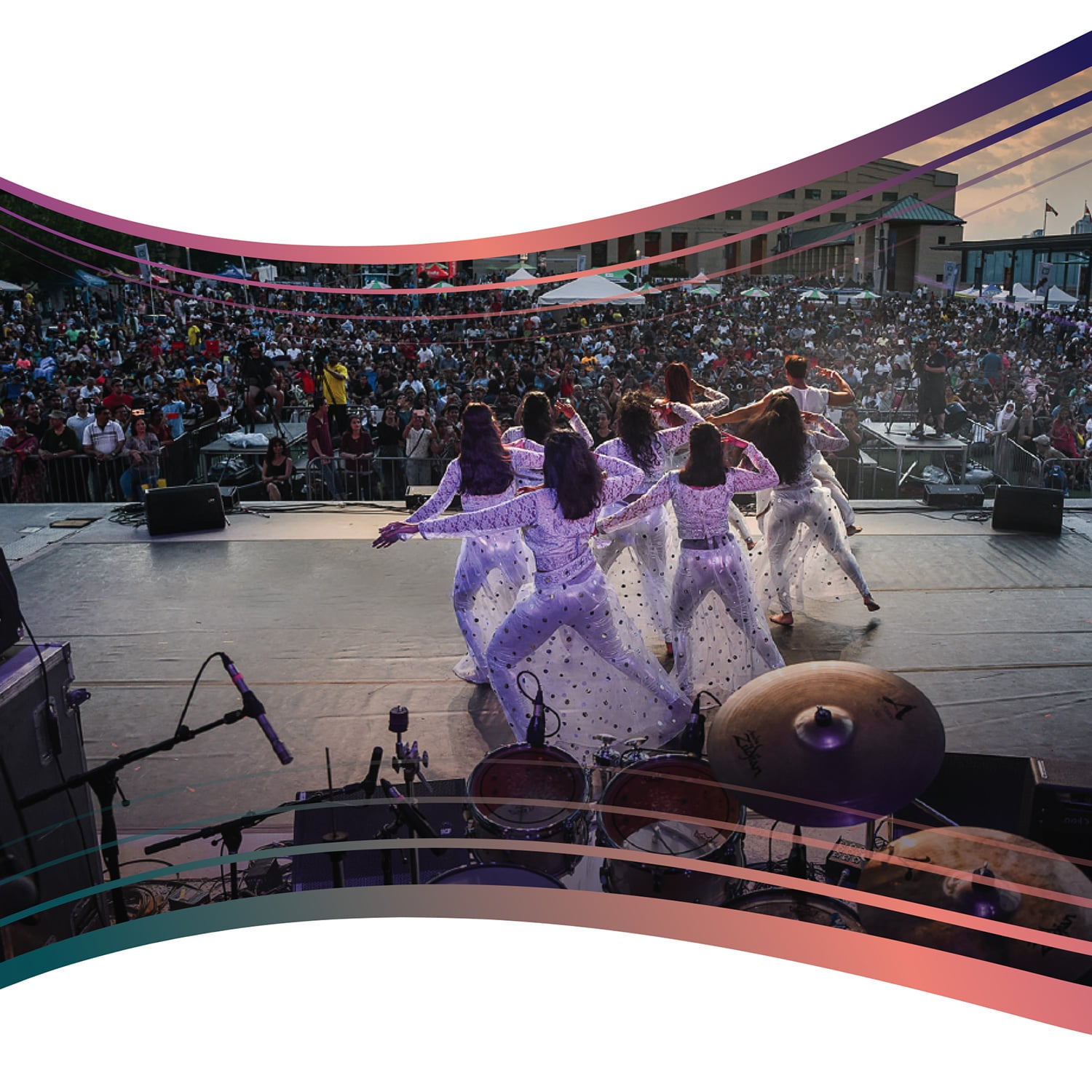 Des membres de l'académie de danse Reign Yash se produisent lors du Bollywood Monster Mashup organisé  par monstrARTity à la place de la célébration de Mississauga. (Photo : Captive Camera)