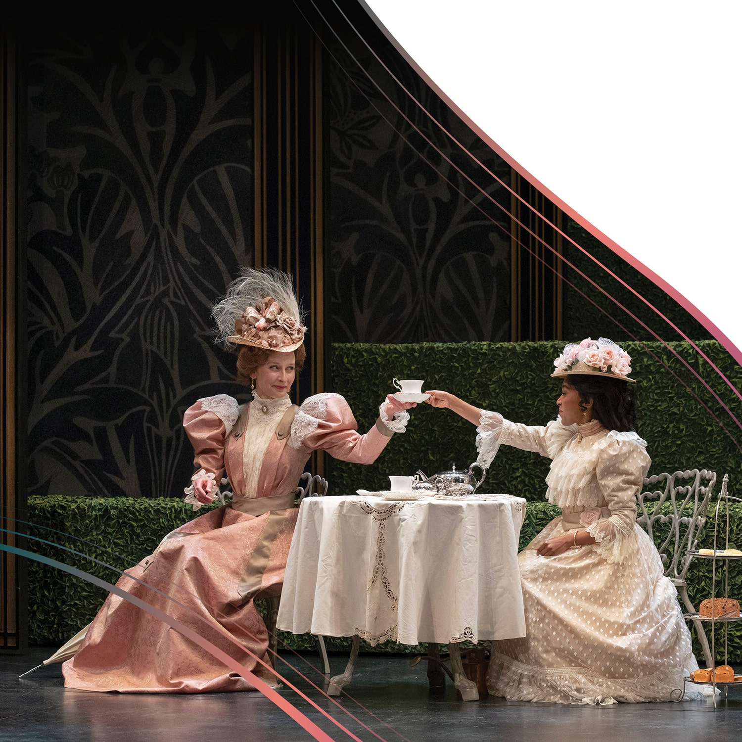 Julia Course (à gauche) dans le rôle de l'honorable
                                Gwendolen Fairfax, et Gabriella Sundar Singh, en tant que Cecily Cardew, dans la
                                pièce
                                'The Importance of Being Earnest' présentée au Festival Shaw.
                                (Photo : David Cooper)