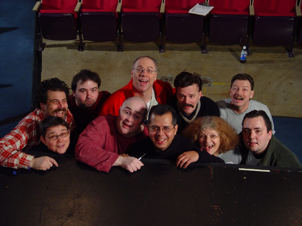 Un groupe d’improvisateurs posent pour une photo.