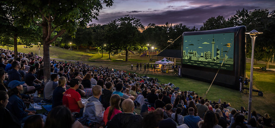 Projection au festival du film de Christie Pits, dans le cadre du programme Cinematic Cities du Toronto Outdoor Picture Show, qui a attiré un vaste public. (Photo : Diana Maclean) 