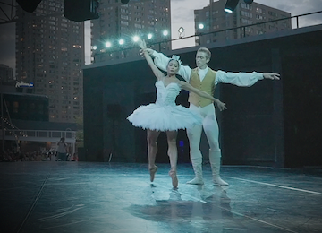 Deux artistes de ballet dansent en plein air.