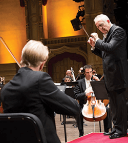 Bramwell Tovey dirigeant l’Orchestre symphonique de Vancouver