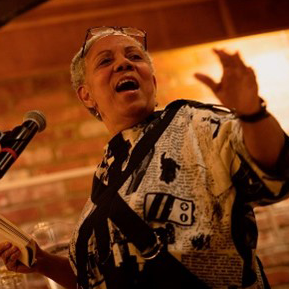 Lillian Allen, poète canadienne et artiste de la création parlée