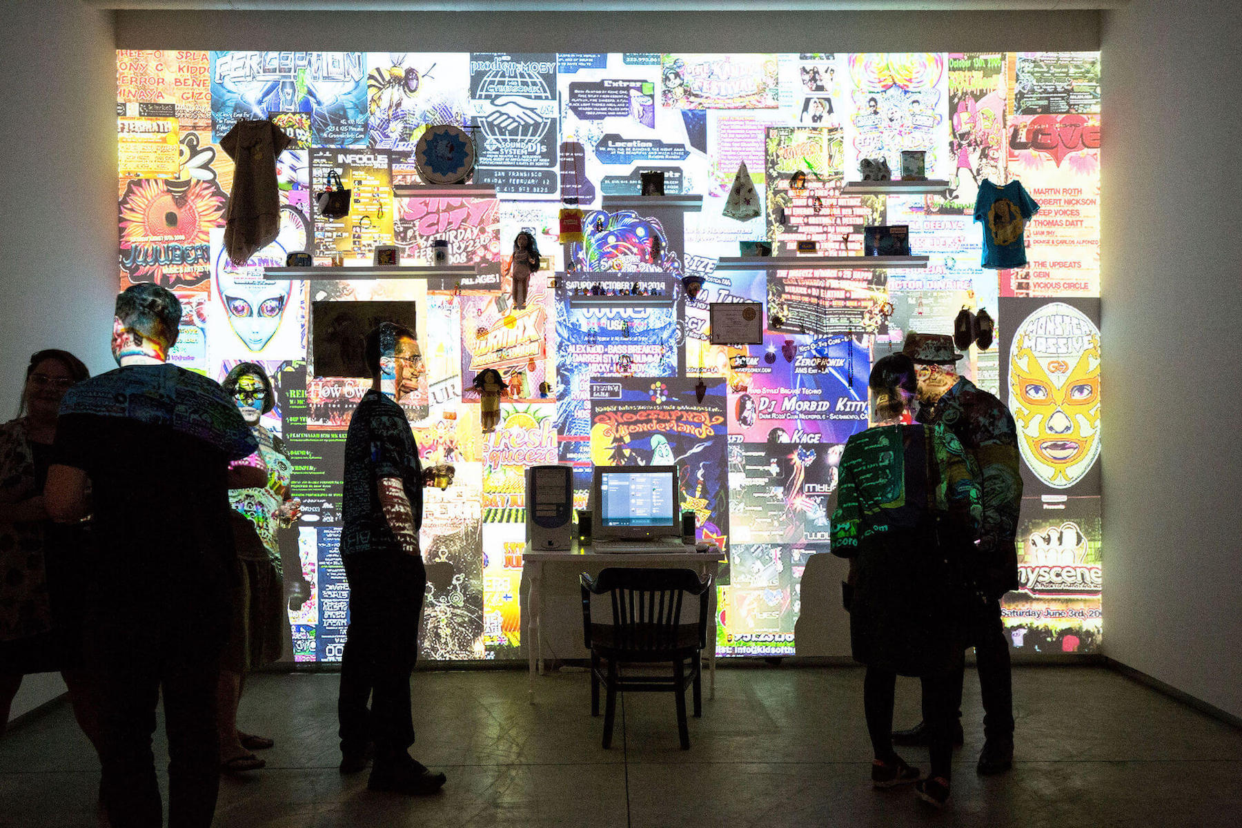 Vue de l'installation Better Off Alone, de la performeuse et artiste visuelle Kite (alias Suzanne Kite), dans l’exposition de groupe « Loner Culture » présentée par InterAccess dans le cadre du Festival du film et des arts médiatiques imagineNATIVE à Toronto. (Photo : Britney Townsend) 