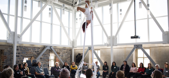 L’artiste de cirque Erin Ball se livre à un numéro d’acrobatie aérienne dans un atelier organisé par le Conseil des arts de Kingston au Tett Centre for Creativity and Learning de Kingston. (Photo : Liz Cooper) 