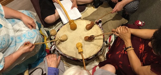 Séance d'enregistrement d’un cercle de tambour dans le cadre du projet Ancestral Call to Balance dirigé par Sandra Desjardins. (Photo : Sandra Desjardins) 