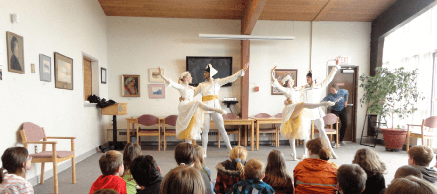 Des danseurs du Ballet Jörgen du Canada ont offert une présentation sur les principes fondamentaux du ballet au public de la bibliothèque Izaak Walton Killam lors d'une tournée à Yarmouth, en Nouvelle-Écosse. 